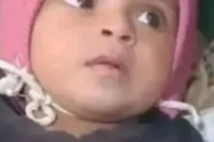 شخص ملثم يترك طفلًا أمام عمارة بصنعاء ويهرب