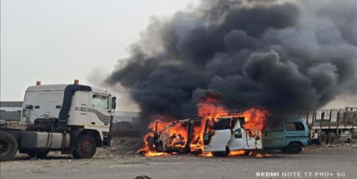 حريق يلتهم سيارتين في منطقة الممدارة بالعاصمة عدن