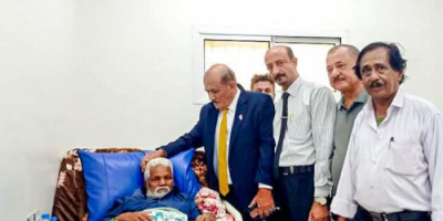 فريق من الجمعية الوطنية يطمئن على صحة العميد مبارك هندي بمستشفى عبود العسكري بالعاصمة عدن
