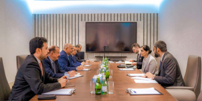 الرئيس الزُبيدي يبحث مع السفيرة البريطانية ومسؤولي البنك الدولي المستجدات السياسية والحلول العاجلة لأزمة الكهرباء