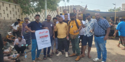 وقفة احتجاجية أمام قصر معاشيق للمطالبة بالخدمات وتحسين الأوضاع المعيشية