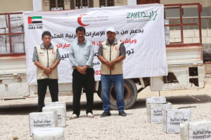 هلال الإمارات يوزع طرود غذائية على الأسر الأشد فقرا في شبوة