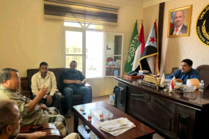 المحمدي يبحث مع مقادمة ومرجعيات حي الشهيد خالد إحياء الفعاليات التراثية بالمكلا