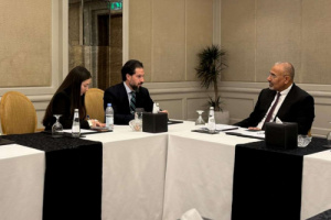 الرئيس الزُبيدي يلتقي القائم بأعمال السفير الأمريكي ويؤكد أهمية دعم جهود السلام والاستقرار الاقتصادي في بلادنا