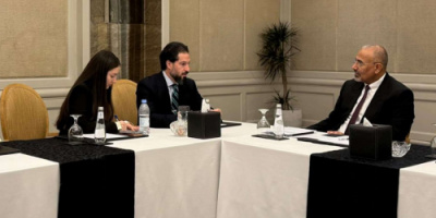 الرئيس الزُبيدي يلتقي القائم بأعمال السفير الأمريكي ويؤكد أهمية دعم جهود السلام والاستقرار الاقتصادي في بلادنا