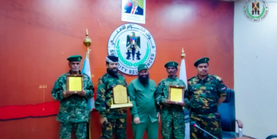 العميد الوالي يكرم جنديين من حزام أبين لأمانتهما في إعادة مبلغ مالي ومقتنيات ثمينة لصاحبها