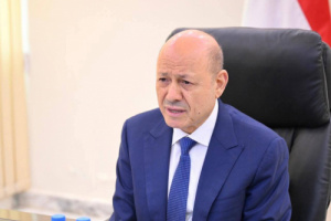 العليمي يسعى للسفر إلى الرياض بأي وسيلة للحاق بالمشاورات الجارية وسط تسريبات عن ترتيبات لإزاحته