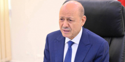 العليمي يسعى للسفر إلى الرياض بأي وسيلة للحاق بالمشاورات الجارية وسط تسريبات عن ترتيبات لإزاحته