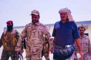 أركان دفاع شبوة يتفقد الجانب الأمني لمشروع الطاقة الشمسية بعتق ويؤكد توفير الحماية