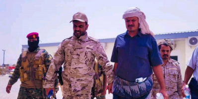 أركان دفاع شبوة يتفقد الجانب الأمني لمشروع الطاقة الشمسية بعتق ويؤكد توفير الحماية