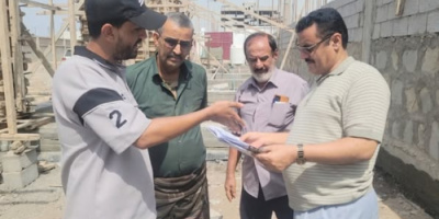 مدير عام المنصورة يتفقد مشروع "بناء صالة للألعاب لنادي أهلي عدن الرياضي"