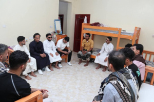 السقاف يزور الدكتور عبدالرحيم اليافعي ويشيد بإصراره وتفوقه العلمي