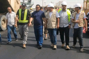 مدير عام المنصورة يدشن أعمال فرش الطبقة الأسفلتية بمشروع إعادة تأهيل شارع الخمسين