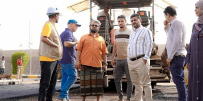 مدير الشيخ عثمان يتفقد أعمال سفلتة محيط مستشفى الصداقة