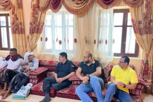 رئيس انتقالي حضرموت يقدّم واجب العزاء في وفاة العازف سمير سرور