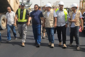 مدير عام المنصورة يدشن أعمال فرش الطبقة الأسفلتية بمشروع إعادة تأهيل شارع الخمسين