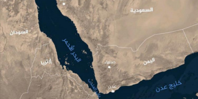 بعد تعرضها لهجوم مسلح.. سفينة تجارية تبدأ بالغرق قبالة سواحل اليمن