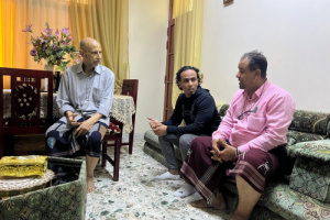 السقاف يزور التربوي القدير زكي مسعد في الشيخ عثمان