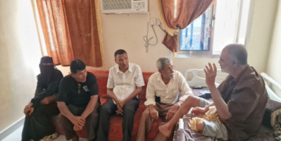 انتقالي دارسعد يتفقد احوال عدد من الكوادر التربوية المقعدة بالمديرية