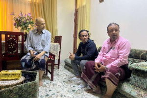السقاف يطمئن على صحة التربوي زكي عبدالله مسعد