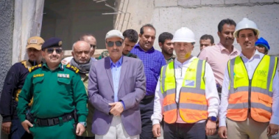 أمين عام شبوة يشيد بالمستوى المتقدم لمشروع الطاقة الشمسية وقرب بدء التشغيل التجريبي