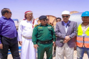نائب محافظ شبوة يتفقد أعمال مشروع الطاقة الشمسية