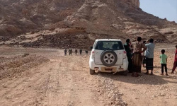 مأساة جبل بعتق: وفاة مهاجر إثيوبي وإصابة آخر واستمرار جهود إنقاذ ثالث عالق حتى اللحظة