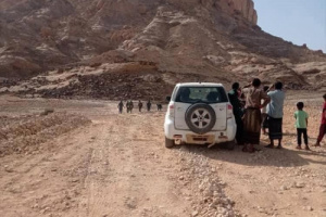 مأساة جبل بعتق: وفاة مهاجر إثيوبي وإصابة آخر واستمرار جهود إنقاذ ثالث عالق حتى اللحظة
