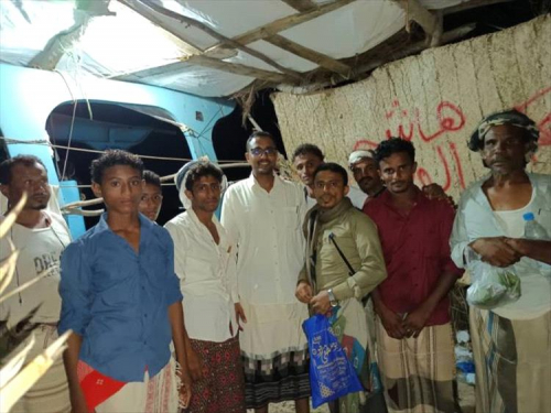 الخوخة تستقبل 29 صيادًا أفرجت عنهم إريتريا بعد احتجازهم ومصادرة قواربهم