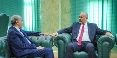 الرئيس الزُبيدي يُناقش مع الفريق الصبيحي تطورات الأوضاع العسكرية والأمنية في المحافظات المحررة