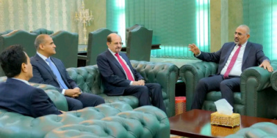 الرئيس الزُبيدي يطّلع من وزير الخارجية على سير عمل البعثات الدبلوماسية