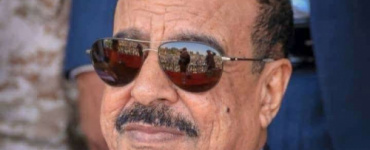 اللواء بن بريك يُعزّي في وفاة رجل الأعمال أبو بكر بازرعة 