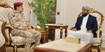 المحرّمي يناقش مع وزير الدفاع مستجدات الأوضاع العسكرية وتعزيز القدرات الدفاعية
