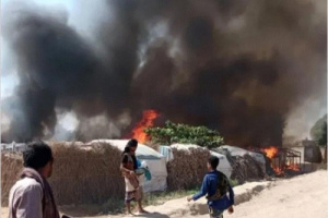 كارثة في الحديدة.. النيران تبتلع 18 منزلًا للنازحين في القناوص