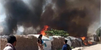 كارثة في الحديدة.. النيران تبتلع 18 منزلًا للنازحين في القناوص