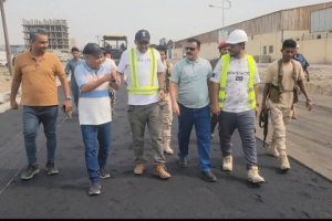 مدير عام المنصورة يتفقد أعمال السفلتة في شارع الخمسين