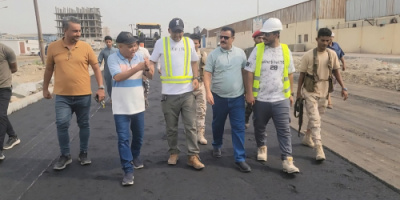 مدير عام المنصورة يتفقد أعمال السفلتة في شارع الخمسين