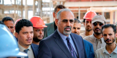 الرئيس الزُبيدي يتفقد سير الأعمال الجارية لإعادة تشغيل مصافي عدن