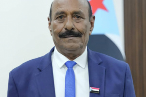 رئيس انتقالي شبوة يكرم أفراد نقطة اللواء الخامس والكتيبة الرابعة بمكافآت مالية تقديرًا لجهودهم الأمنية