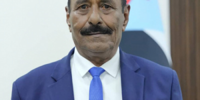 رئيس انتقالي شبوة يكرم أفراد نقطة اللواء الخامس والكتيبة الرابعة بمكافآت مالية تقديرًا لجهودهم الأمنية