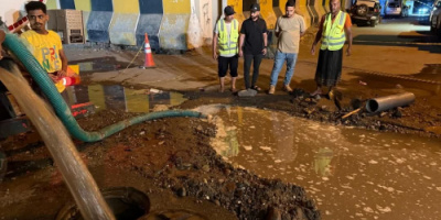 مدير عام صيرة يطلع على أعمال اصلاح كسر في خط المياه بالقرب من البنك المركزي