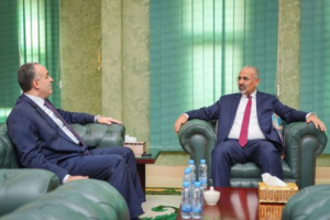 الرئيس الزُبيدي يبحث جهود توفير السيولة لصرف مرتبات الموظفين