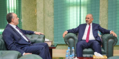 الرئيس الزُبيدي يبحث جهود توفير السيولة لصرف مرتبات الموظفين