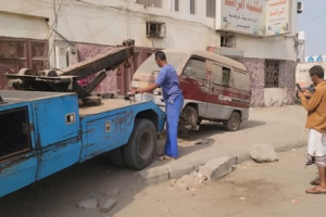استمرار حملة رفع السيارات المتهالكة من شوارع مديرية المنصورة بعدن