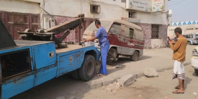 استمرار حملة رفع السيارات المتهالكة من شوارع مديرية المنصورة بعدن