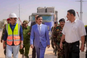محافظ شبوة يتفقد محطة الطاقة الشمسية ويعلن قرب التشغيل التجريبي