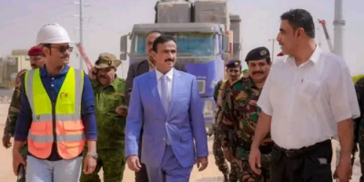 محافظ شبوة يتفقد محطة الطاقة الشمسية ويعلن قرب التشغيل التجريبي