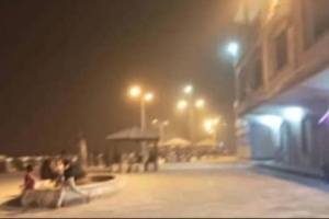 عدن.. عاصفة تسقط فتاة في البحر وشبان ينقذونها في اللحظات الأخيرة