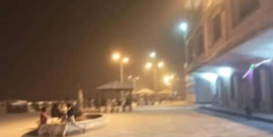 عدن.. عاصفة تسقط فتاة في البحر وشبان ينقذونها في اللحظات الأخيرة