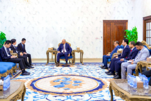 الرئيس الزُبيدي يؤكد حاجة بلادنا إلى الخبرات الصينية لإعادة تأهيل قطاع الكهرباء